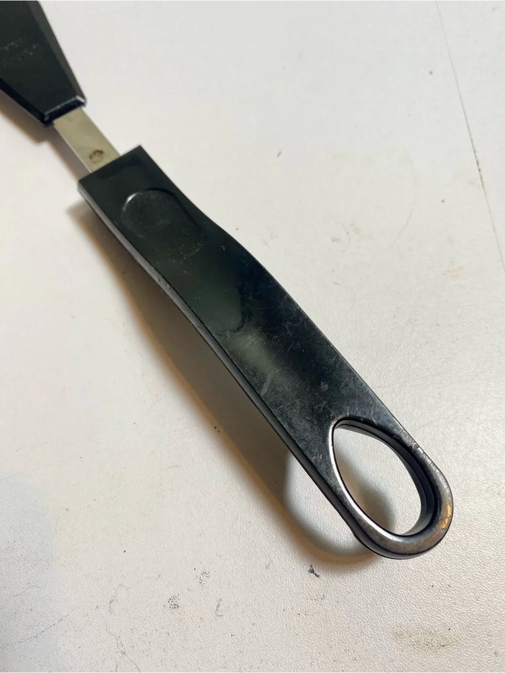 Bonny black serrated